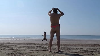 Transando na praia nudismo