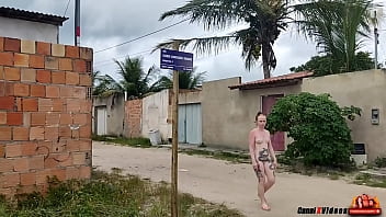 Novinha safada pelada no meio da rua